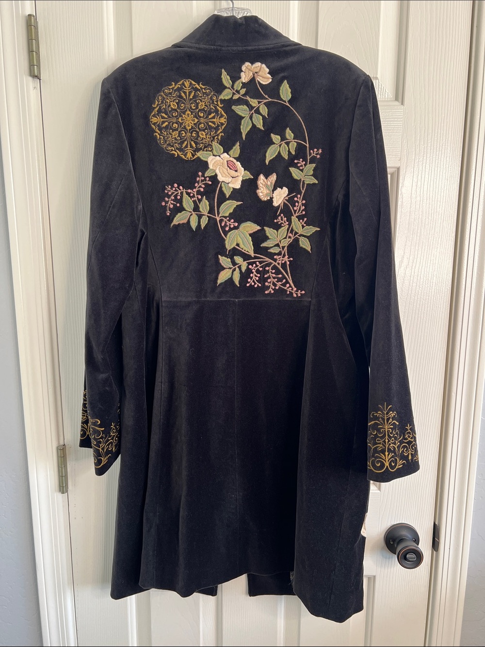 NWT Cabi Antoinette black velvet longline jacket #700 floral embroidery size 16 - Picture 3 of 10